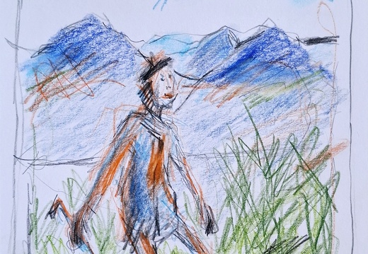 Wandern im Gras und vor den blauen Bergen